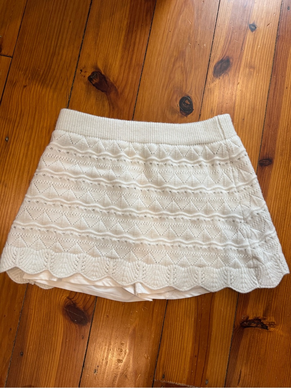 HALARA Cream Knit Scallop-Hem Mini Skirt